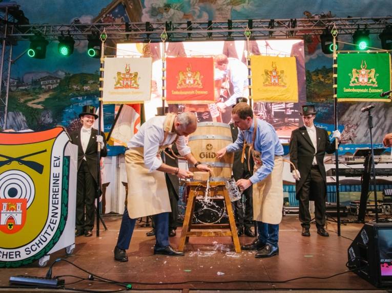 Vier Personen auf einer Bühne.